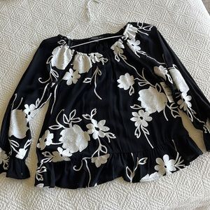 !!! SOLD !!! NWT Black & White Floral Blouse with flouncy sleeves-size S-I.N.C.